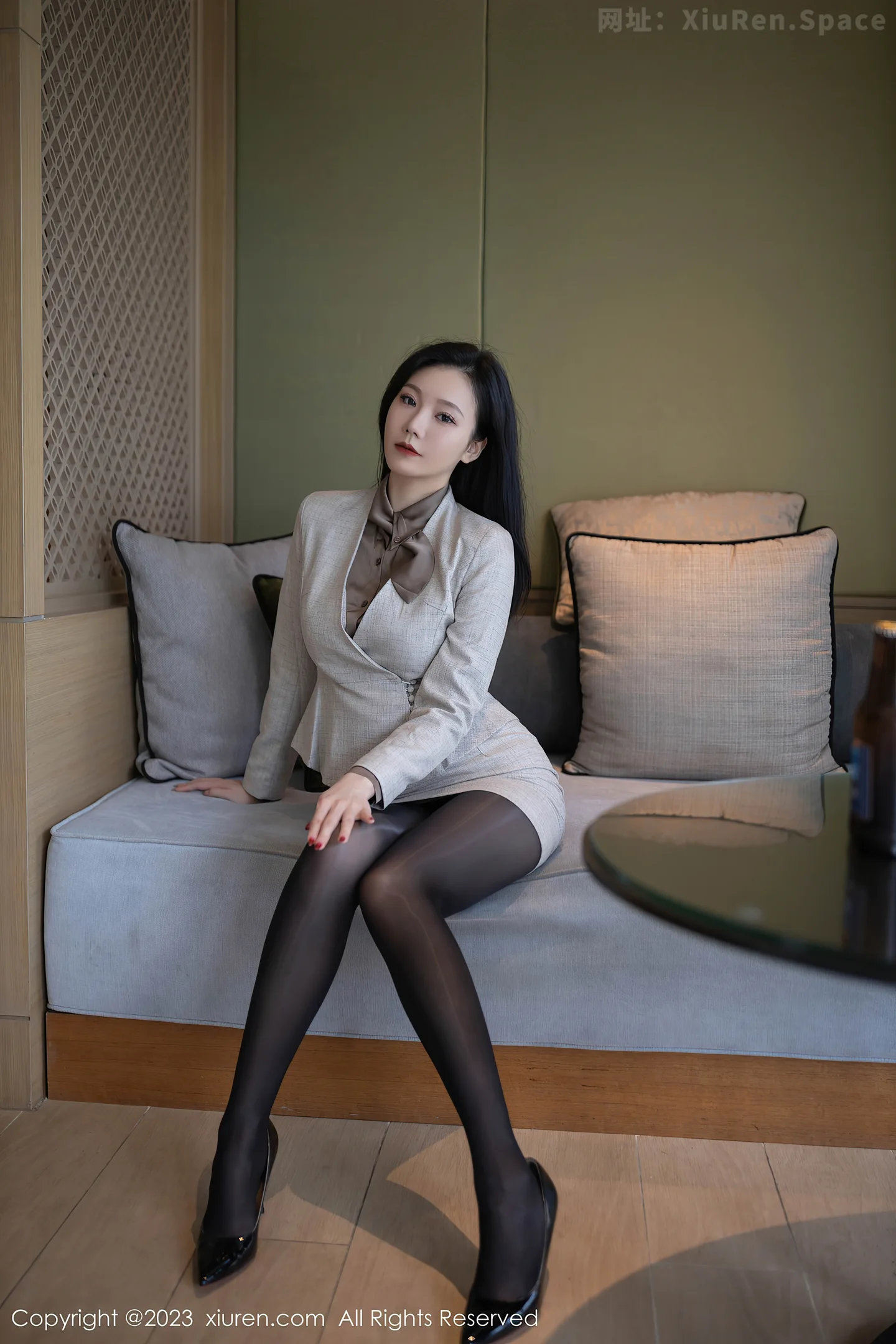 图片[4]-[XiuRen秀人网] VOL.6951 模特安然anran灰色职业Ol装露红色蕾丝内衣秀曼妙身姿诱惑写真79P-秀人网官方网站